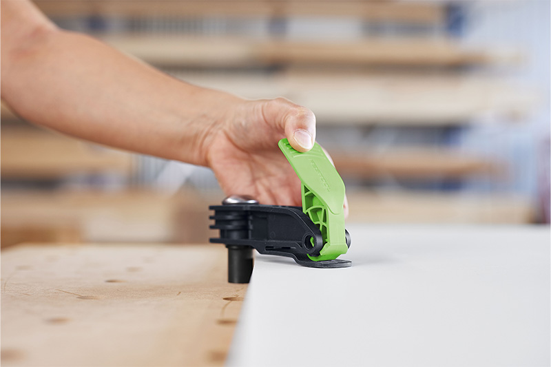 Zwinge wird am MFT befestigt