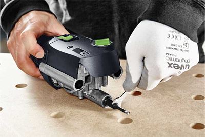 Handwerker löst Fräser von der Maschine