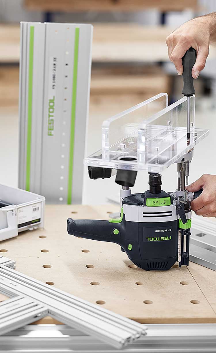 Schablone wird an Fräse befestigt