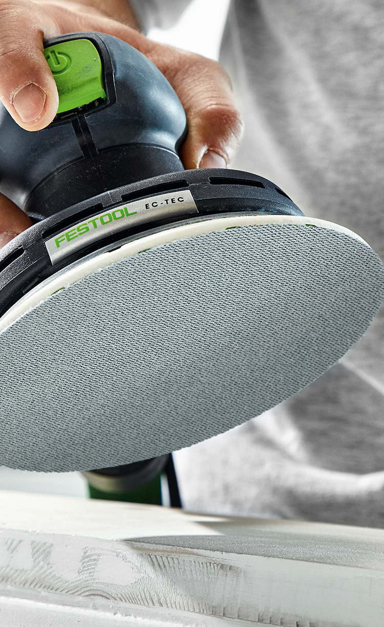 Ein Schleifer mit einem Netzschleifmittel Aufsatz