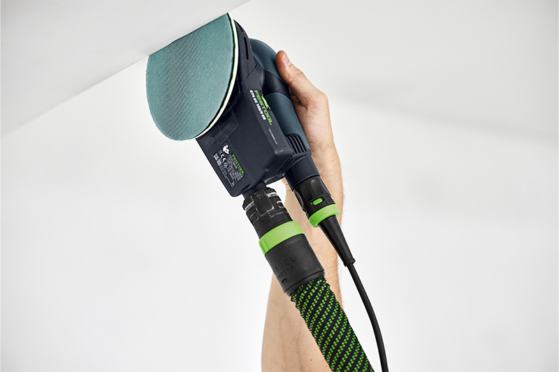 Ecke wird mit Schleifer und Netzschleifmittel geschliffen