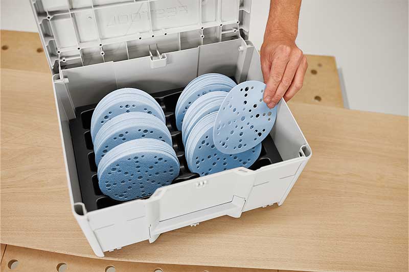 Ein Systainer, in dem sich diverse Granat Schleifmittel befinden