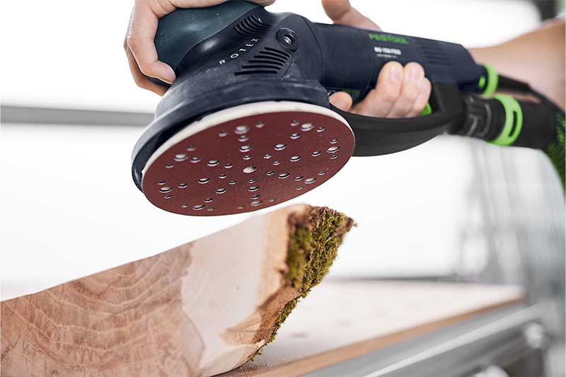Ein Holzstück wird mit dem Rotex Schleifer und passendem Rubin Schleifmittel geschliffen