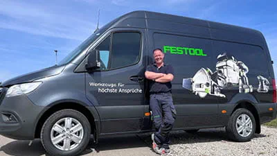 Anwendungsspezialist Michael Altmann mit Bus