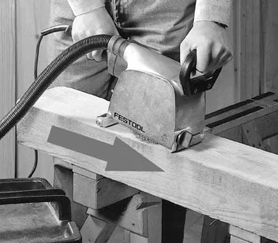 Den „RUSTOFIX“ immer in Faserrichtung führen