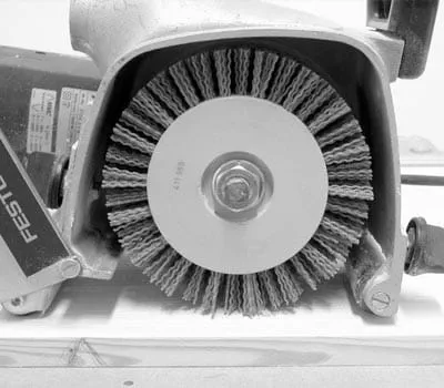 Wenn der gewünschte Struktureffekt erreicht ist,  die Bürsten gegen Rustilonbürste mit Kunststoffborsten austauschen