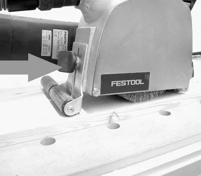 Die gewünschte Strukturtiefe mit dem hinteren Einstellrad einstellen