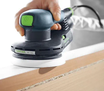 Beim Schleifen von furnierten Oberflächen besteht die Gefahr des "Durchschleifens"