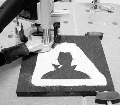 Bilder und Buchstaben in Holz fräsen mit der Oberfräse