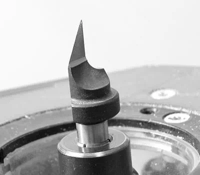 Fräswerkzeug in die Spannzange der Oberfräse bauen