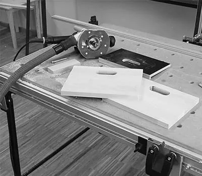 Feststellknopf des Fräsers lösen