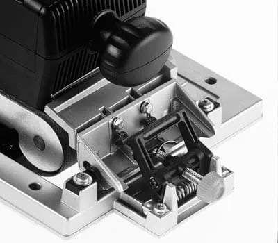 Durch das Heben des Bandschleifers kann die bereits geschliffene Oberfläche kontrolliert werden