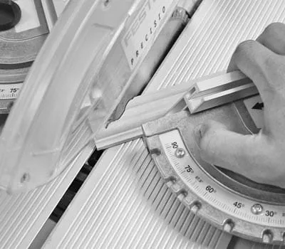 Mit der Säge genau am Strich vorbei schneiden