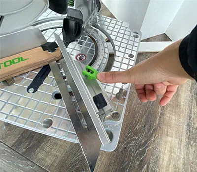 Fußleisten sägen » auf Gehrung sägen mit der Leistensäge