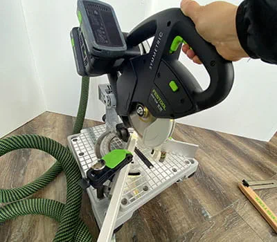 Fußleisten sägen » auf Gehrung sägen mit der Leistensäge