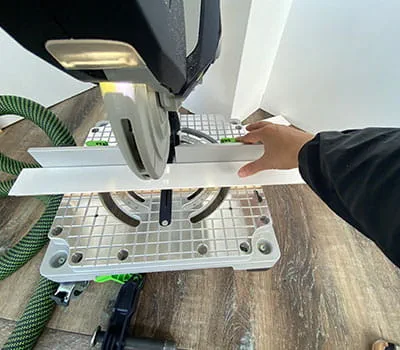 Fußleisten sägen » auf Gehrung sägen mit der Leistensäge