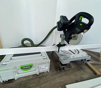 Fußleisten sägen » auf Gehrung sägen mit der Leistensäge