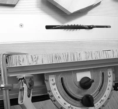 Höhe des Sägeblatts einstellen