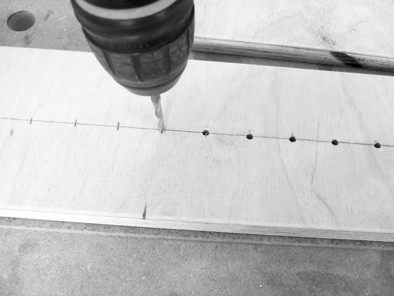 Löcher für M5-er Senkkopfschrauben bohren