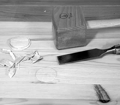 Überstand mit einem Stechbeitel abnehmen