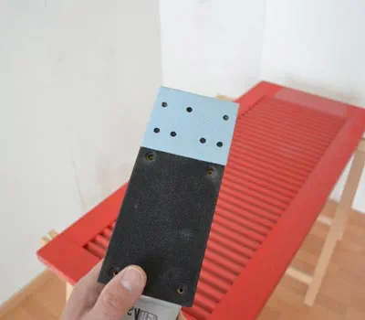 Fensterläden mit intakter Beschichtung können mit dem Linearschleifer DUPLEX und dem Lamellenschleifschuh optimal bearbeitet werden.