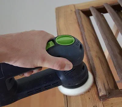 Anschließend wird die Fläche für die erneute Lackierung vorbereitet.