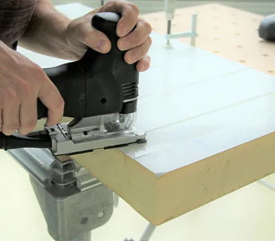 Mit mäßigem Vorschub die Ausklinkung bzw. den Radius in die Sandwichplatten sägen