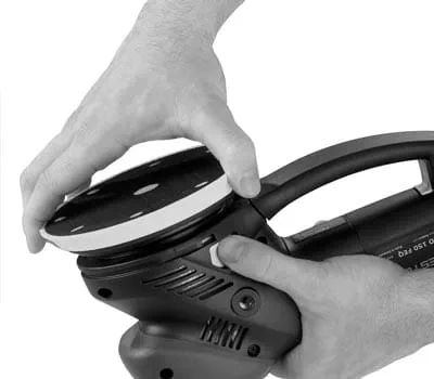 Vorschliff der Mineralwerkstoffplatte in der Grobschliffeinstellung im Kreuzschliff