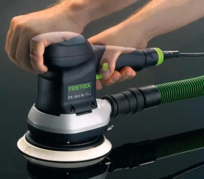 Drehzahlstufe auf Stufe 3 – 4 einstellen. Maschine wird nun ohne Druck und mit langsamer Bewegung über das Holz bewegt.