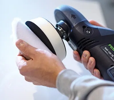 Lammfell auf Rotationspolierer aufbringen.