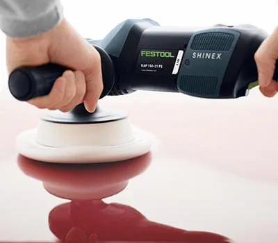 Bei empfindlichen Farben kann es notwendig sein fortzufahren, um den gewünschten Glanzgrad zu erreichen.