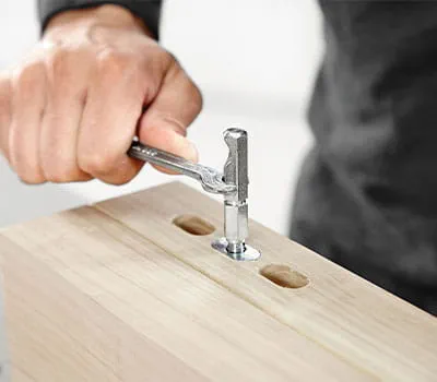 Ankerbolzen einschrauben