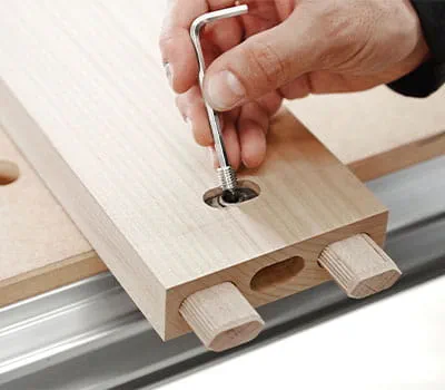 Gewindeschraube einsetzen