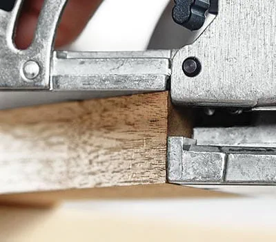 Für das zweite Fräsloch entweder die Position anzeichnen oder mit der Maschine außen bündig an die Spitze der Gehrung fahren