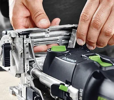 Stellen Sie die Fräshöhe analog der Dicke Ihres Werkstückes ein