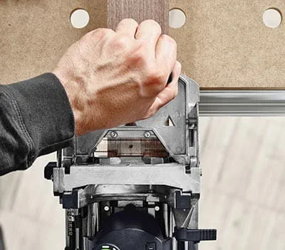 Das zweite Fräsloch wird hier mithilfe der Anschlagklinke gesetzt