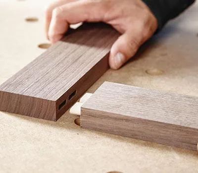 Die Fräsungen analog diesem Vorgehen für alle vier Rahmenfriese durchführen