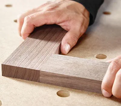 Verleimen Sie nun die Rahmenfriese