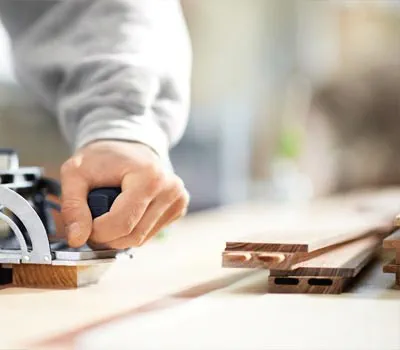 Sollten die Friese des Holzrahmens nach dem Verbinden gefalzt oder genutet werden, muss die Falztiefe beim Fräsen der Dübellöcher vorher addiert werden