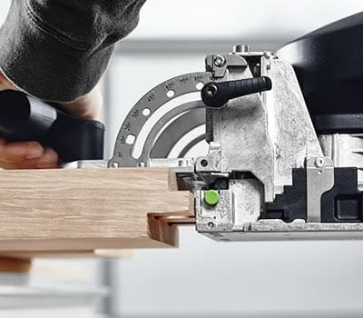 Zeichnen Sie die gewünschte Position der Dübel an und arbeiten Sie mithilfe des Sichtfensters