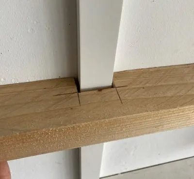 Nach Abschluss der Arbeiten kann der ausgeklinkte Rahmenschenkel angebracht werden  