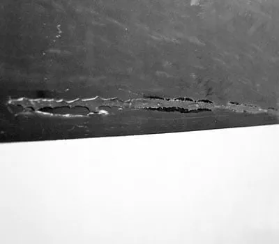 Kratzer, die das Gelcoat durchdrungen haben, können nicht nur durch Schleifen und Polieren repariert werden.