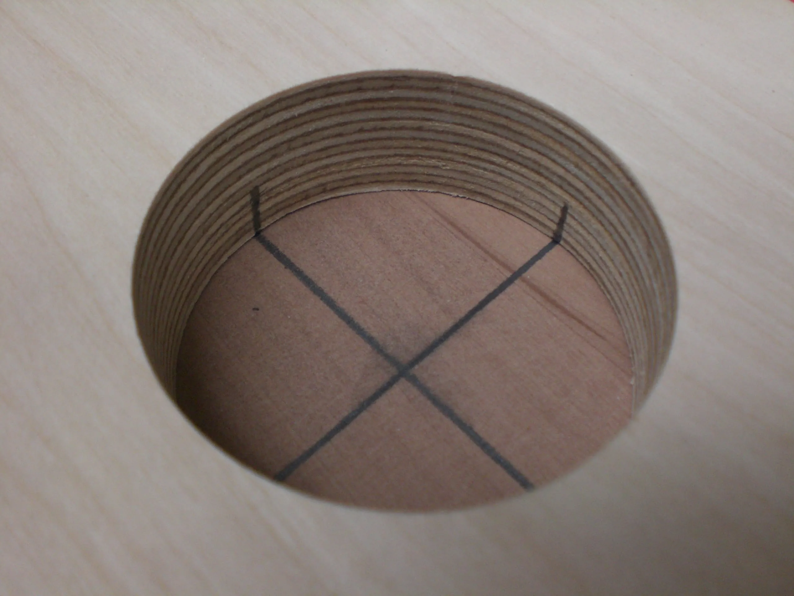 Schablone auf das Werkstück setzen