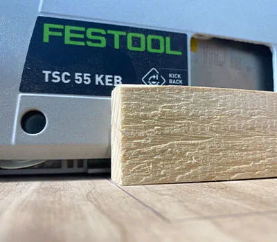 Holzstück als Hilfsmittel