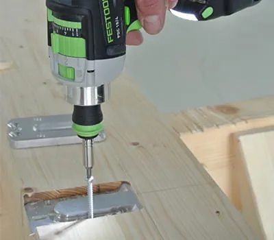 Verbinder mit Schrauben montieren