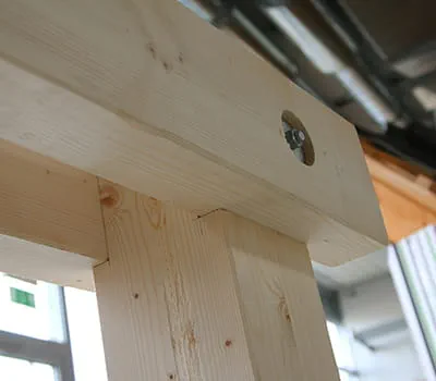 Vorbereitete Zangen mit entsprechenden Bohrungen montieren