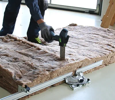 Zwischensparrendämmung schneiden