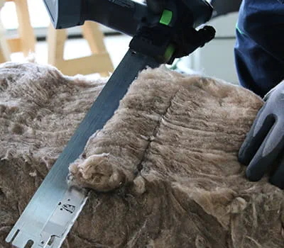 Zwischensparrendämmung schneiden