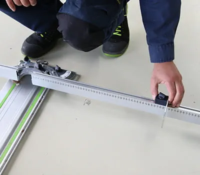 Breite am Winkelanschlag einstellen