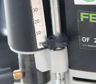 Zeiger des Tiefenanschlages auf Null stellen